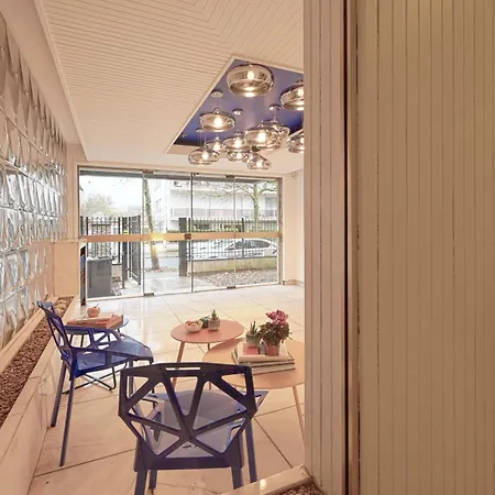 Modern Bright In 404 *